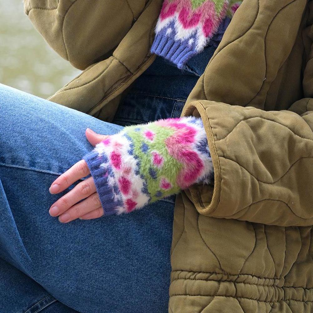 Peace of Mind Wristwarmers Imogen Fluffy Pattern Knit